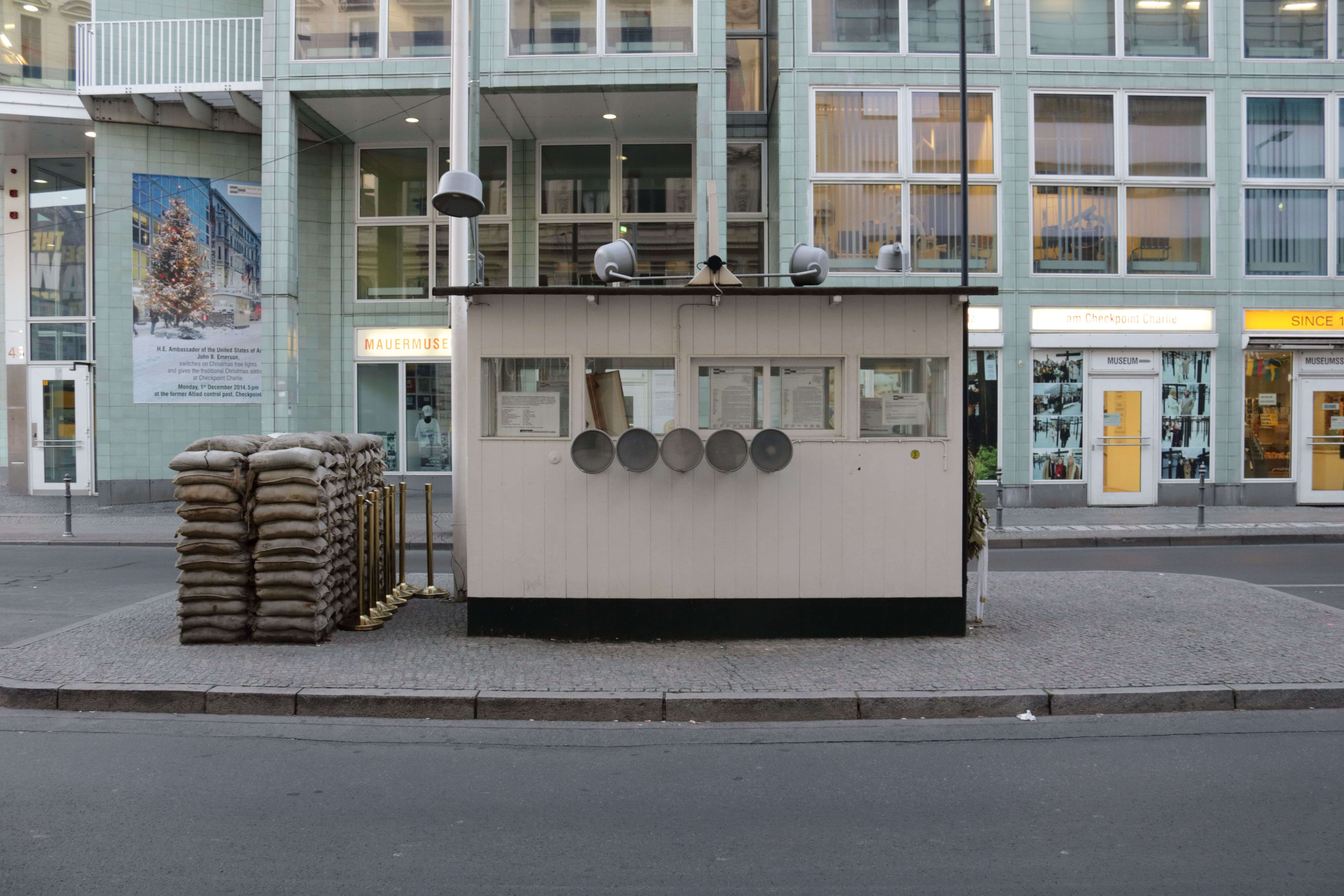 Der Checkpoint Charlie eine Gedenkstätte in der Mitte Berlin