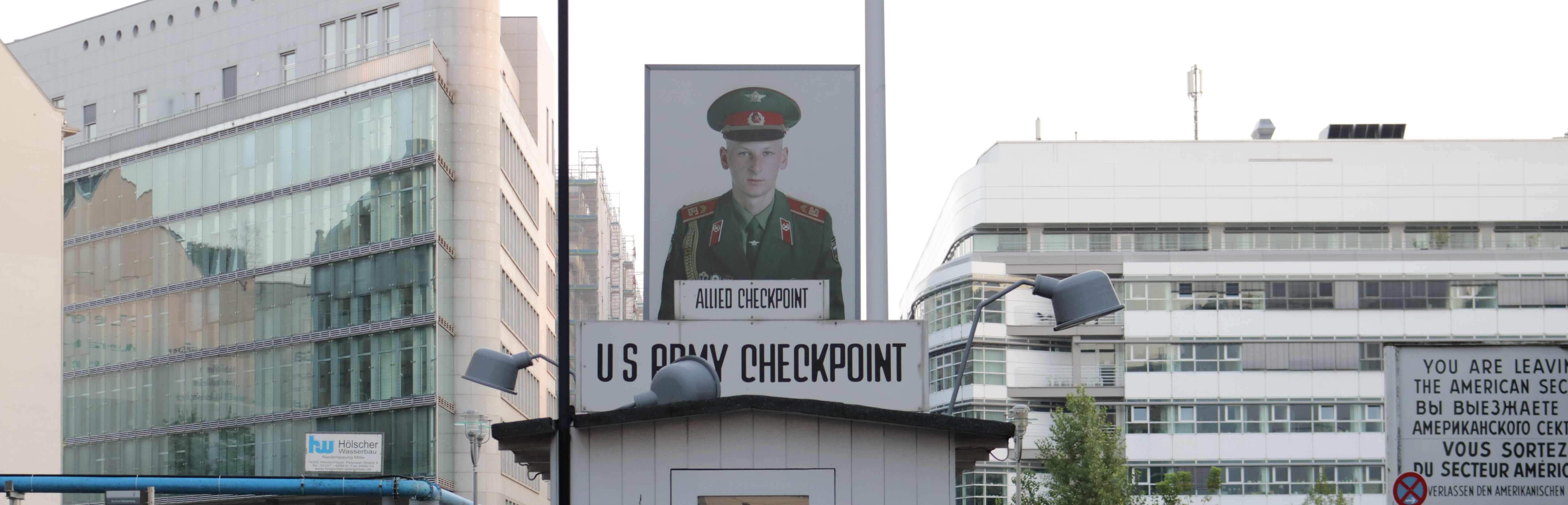 Der Checkpoint Charlie eine Gedenkstätte in der Mitte Berlin